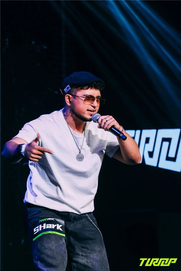 纽卡斯尔训练开放日，窗口期回应争议引欢呼，欧超杯在即，更衣室氛围转暖的简单介绍